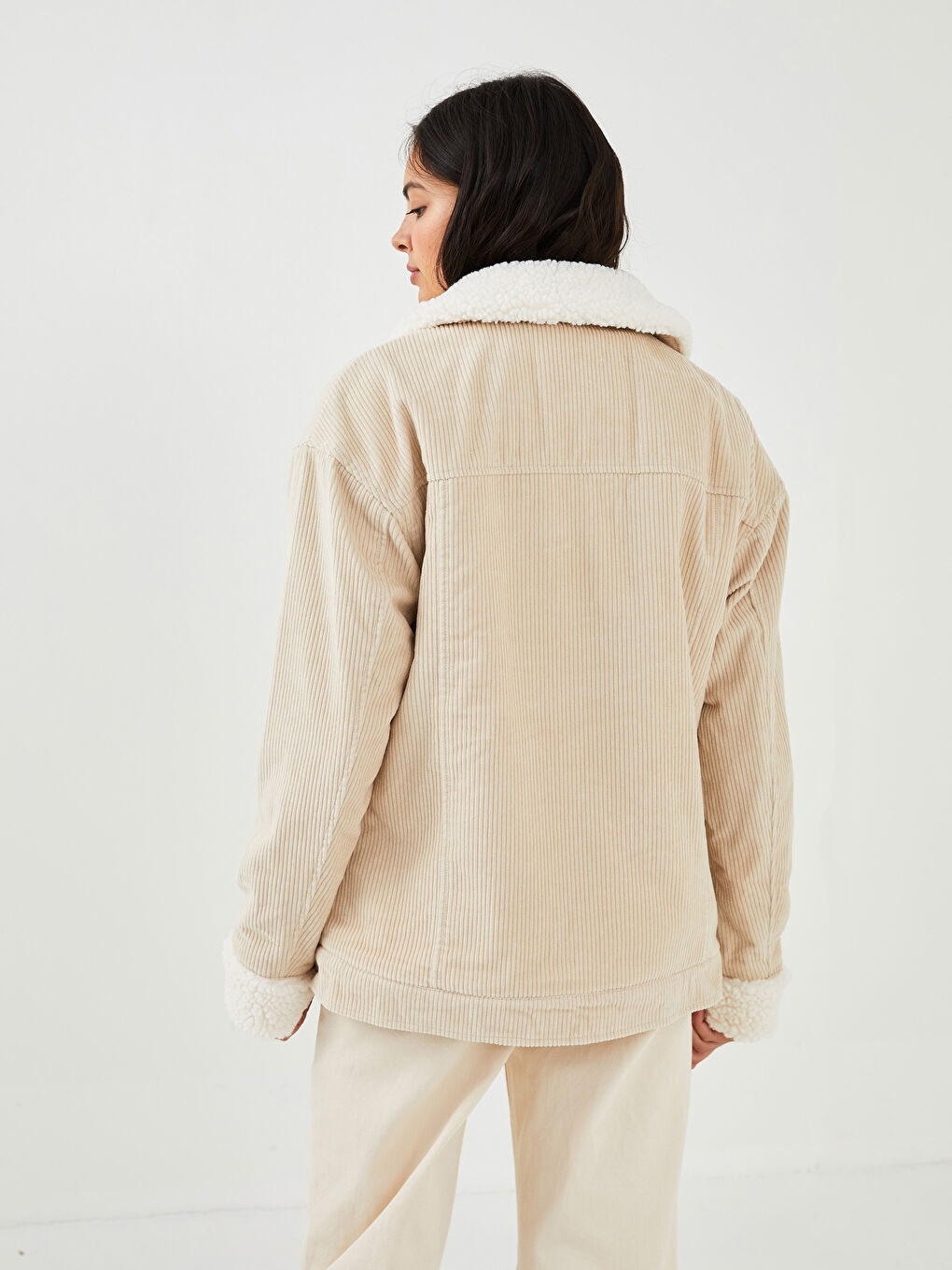 LCW Vision Manteaux Courts Pour Femmes En Velours Côtelé Avec Col De Chemise, Manches Longues Et Poches -W10605Z8-MEF