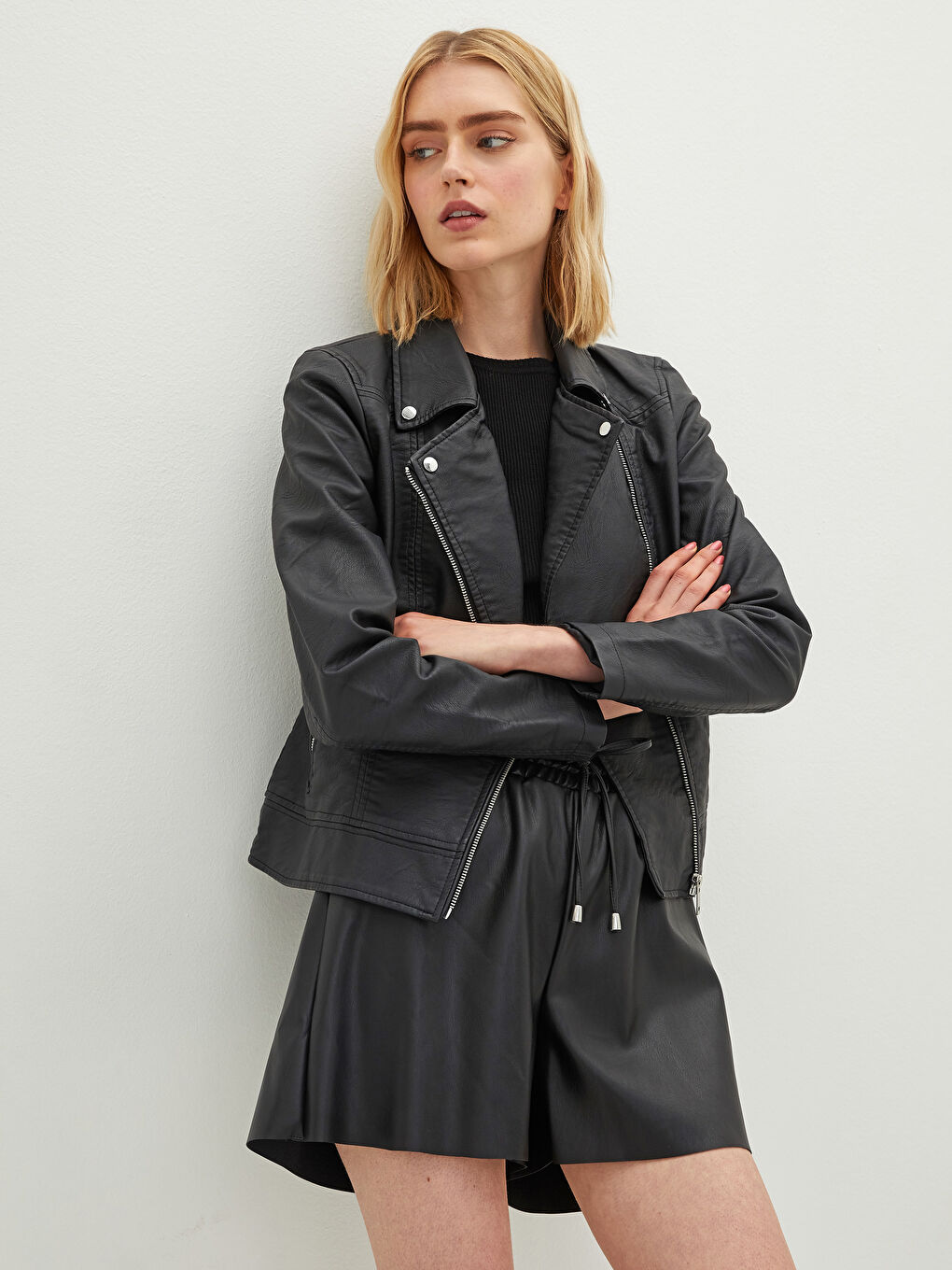 Пальто из искусственной кожи с байкерским воротником, прямым кроем, длинными рукавами и застежкой-молнией для женщин-1