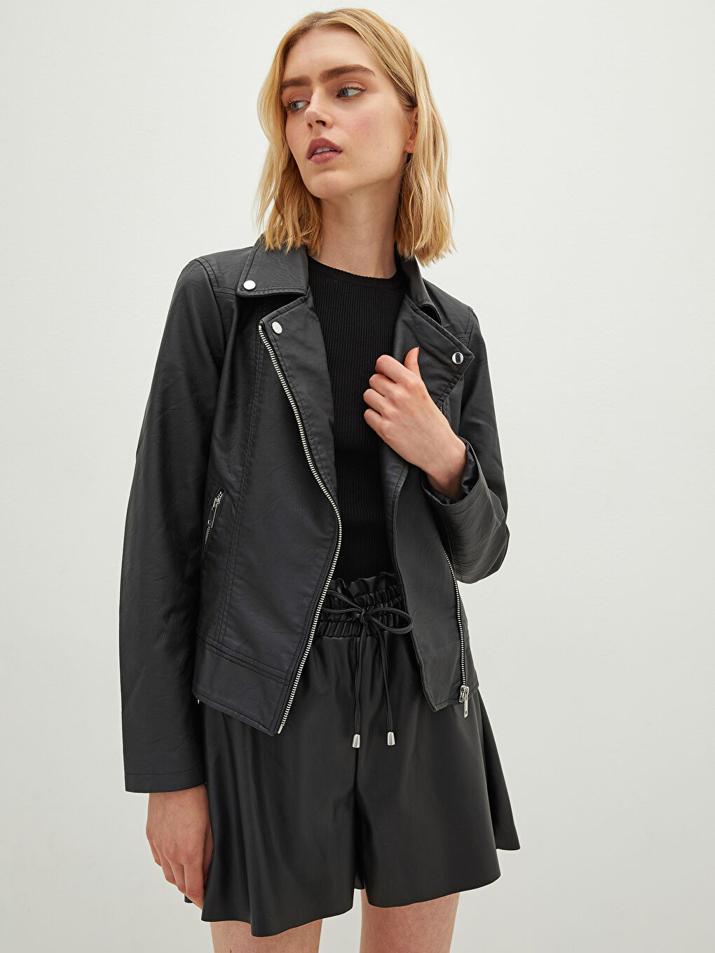 Пальто из искусственной кожи с байкерским воротником, прямым кроем, длинными рукавами и застежкой-молнией для женщин-2