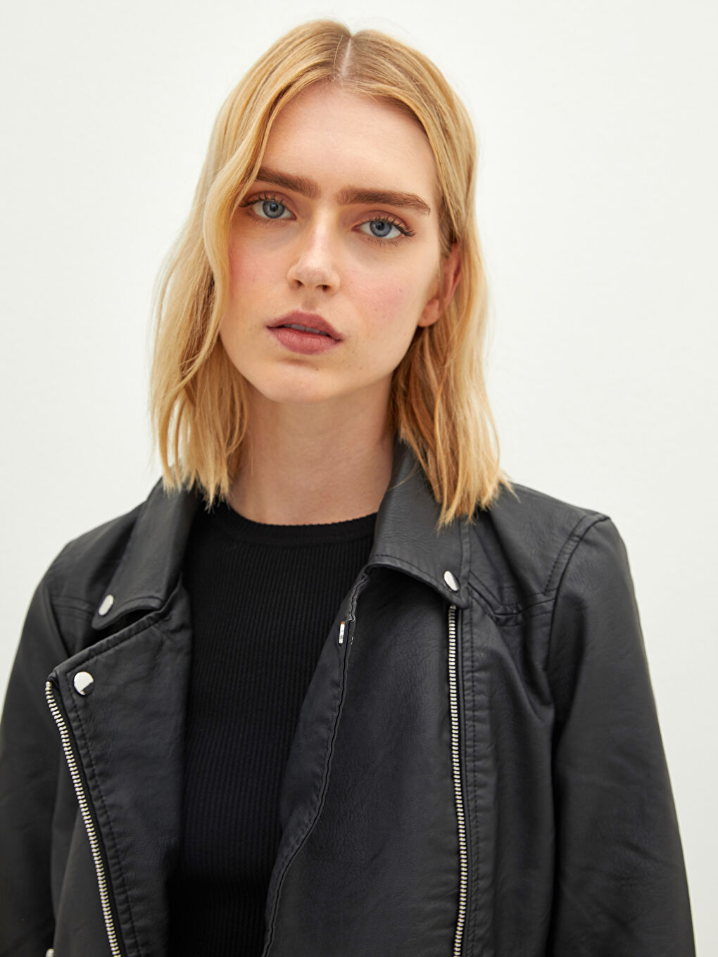 Пальто из искусственной кожи с байкерским воротником, прямым кроем, длинными рукавами и застежкой-молнией для женщин-3