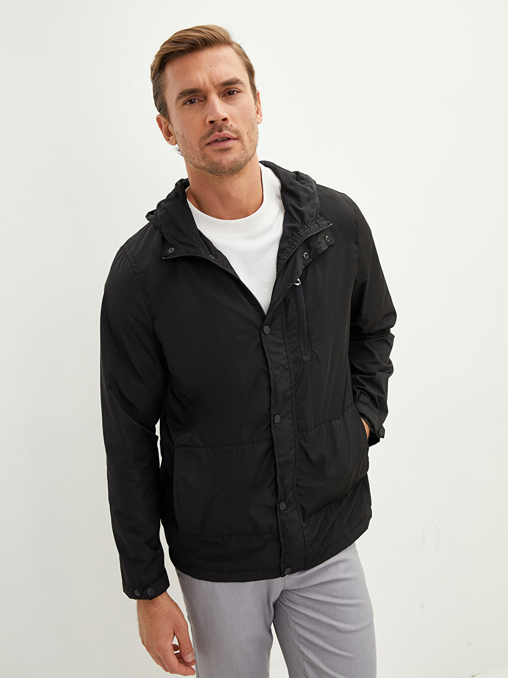 Siyah Standart Kalıp Kapüşonlu İnce Erkek Yağmurluk