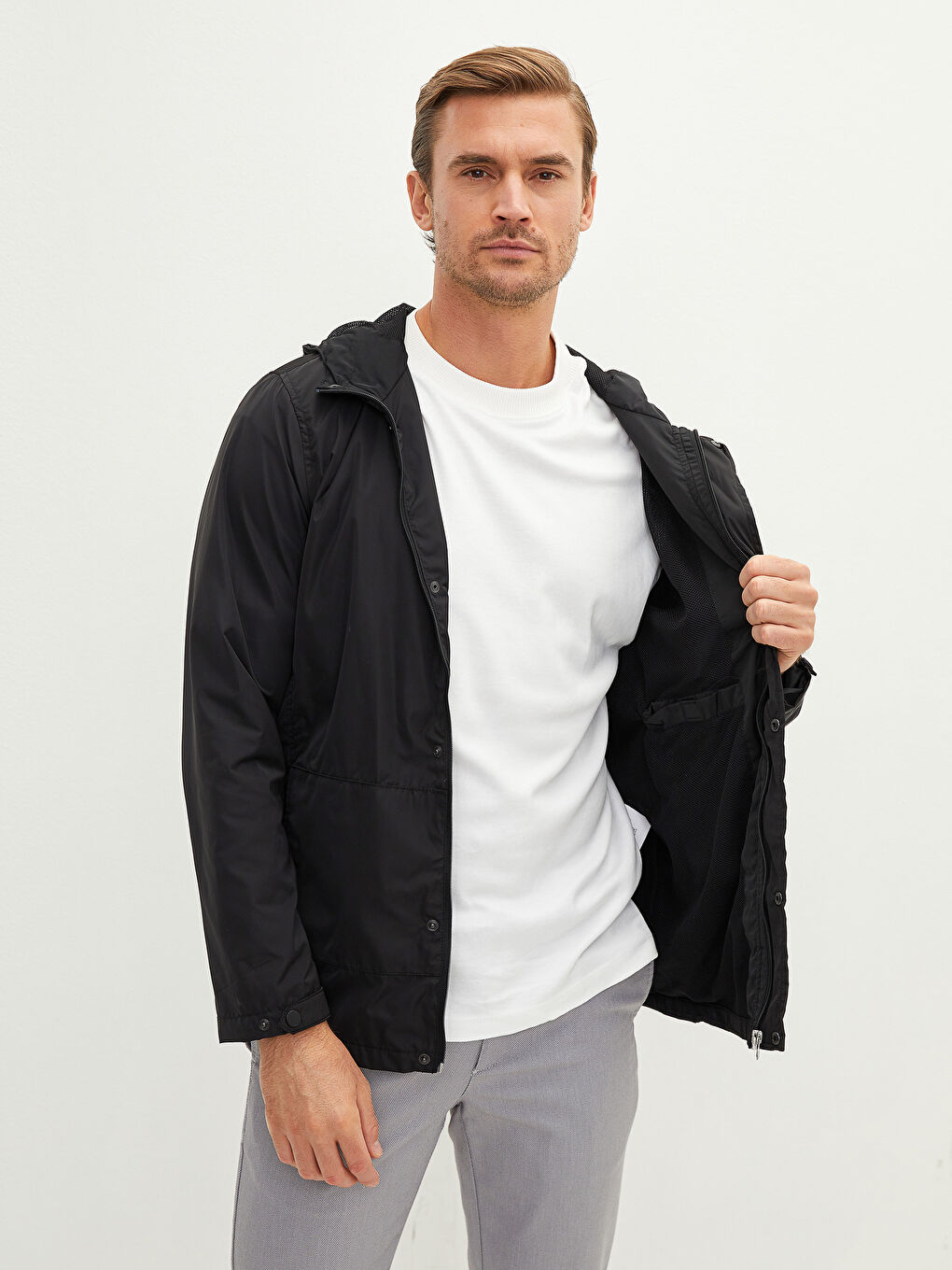 Siyah Standart Kalıp Kapüşonlu İnce Erkek Yağmurluk-1