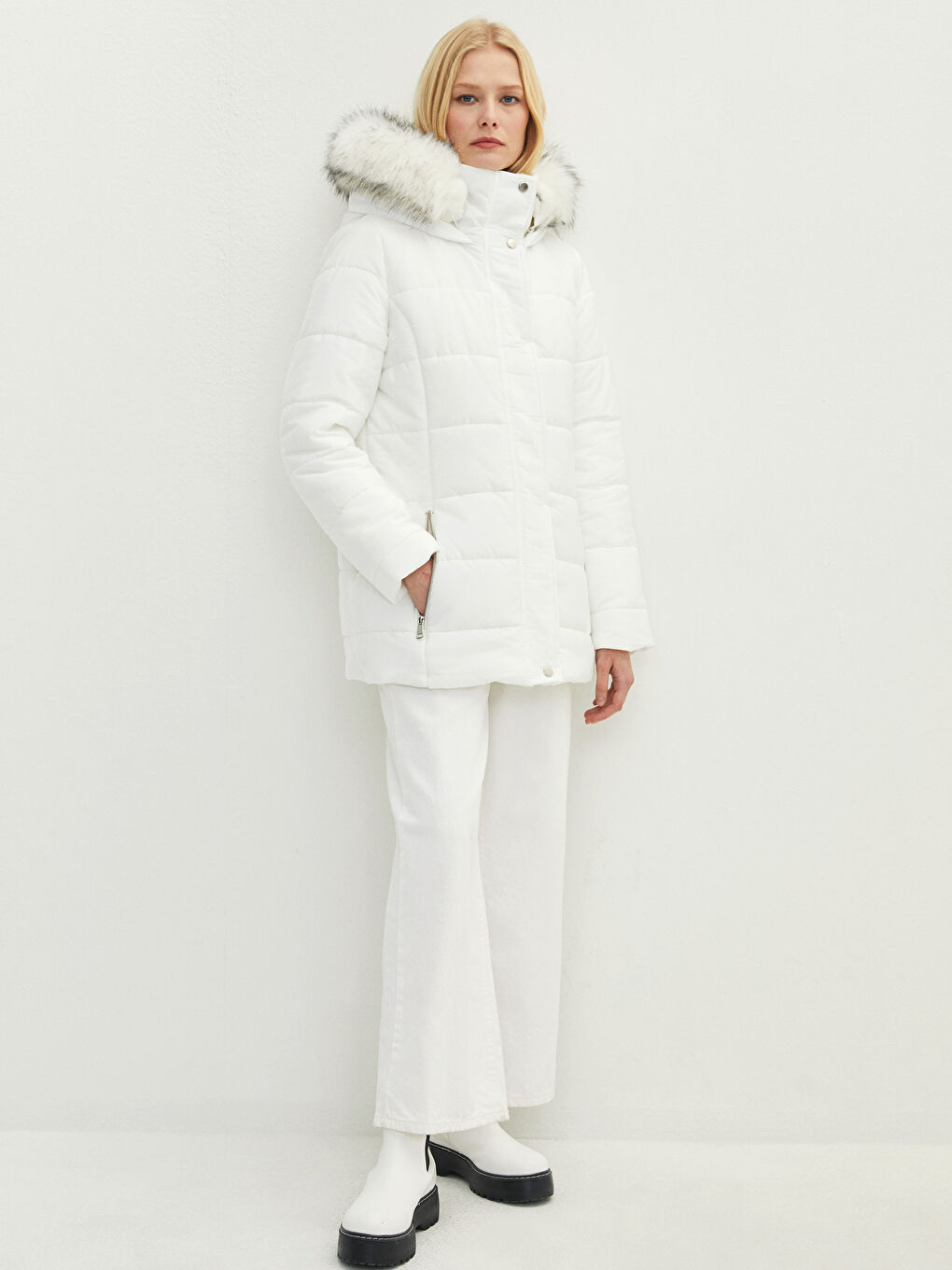 Kapüşonlu Düz Cep Detaylı Uzun Kollu Kalın Kadın Şişme Mont