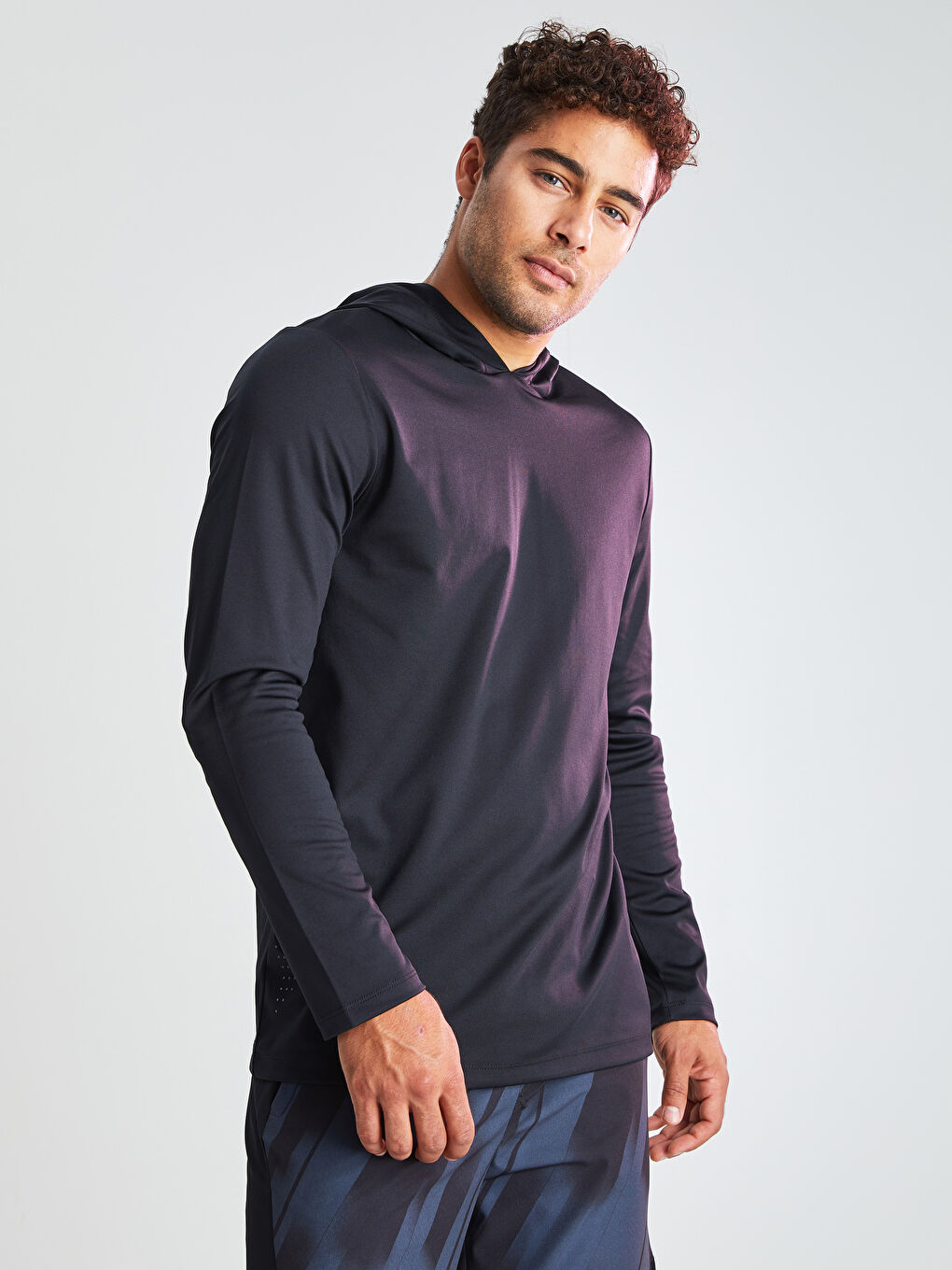 Siyah Kapüşonlu Uzun Kollu Erkek Spor Tişört-1