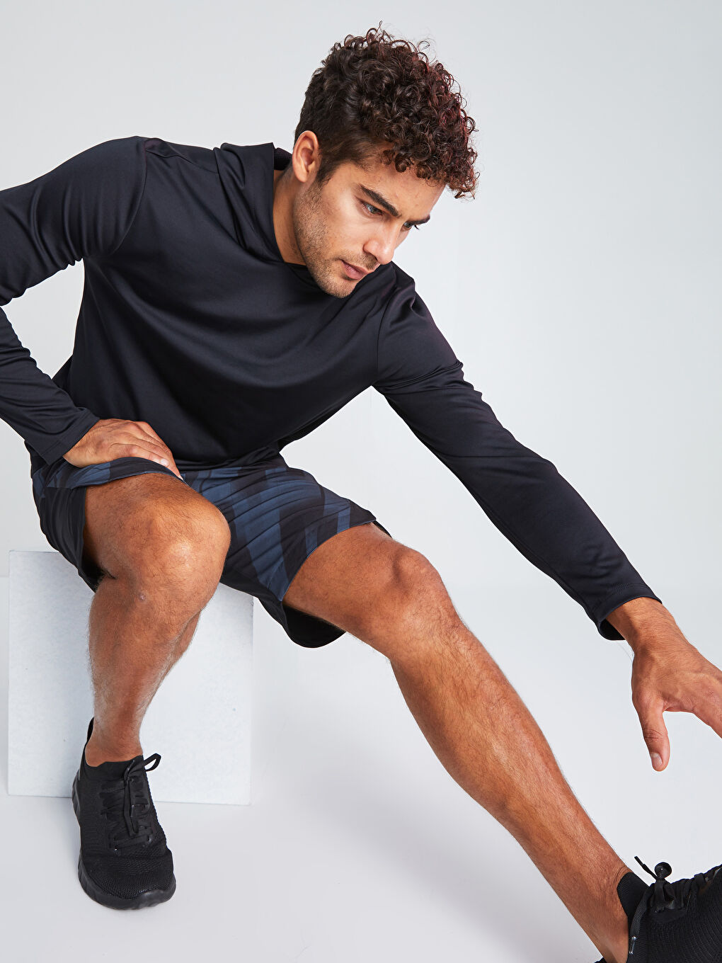 Siyah Kapüşonlu Uzun Kollu Erkek Spor Tişört-4