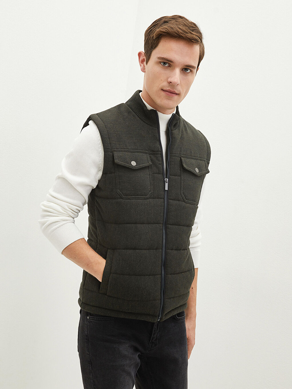 Жилет стандартного кроя с воротником-трубой для мужчин