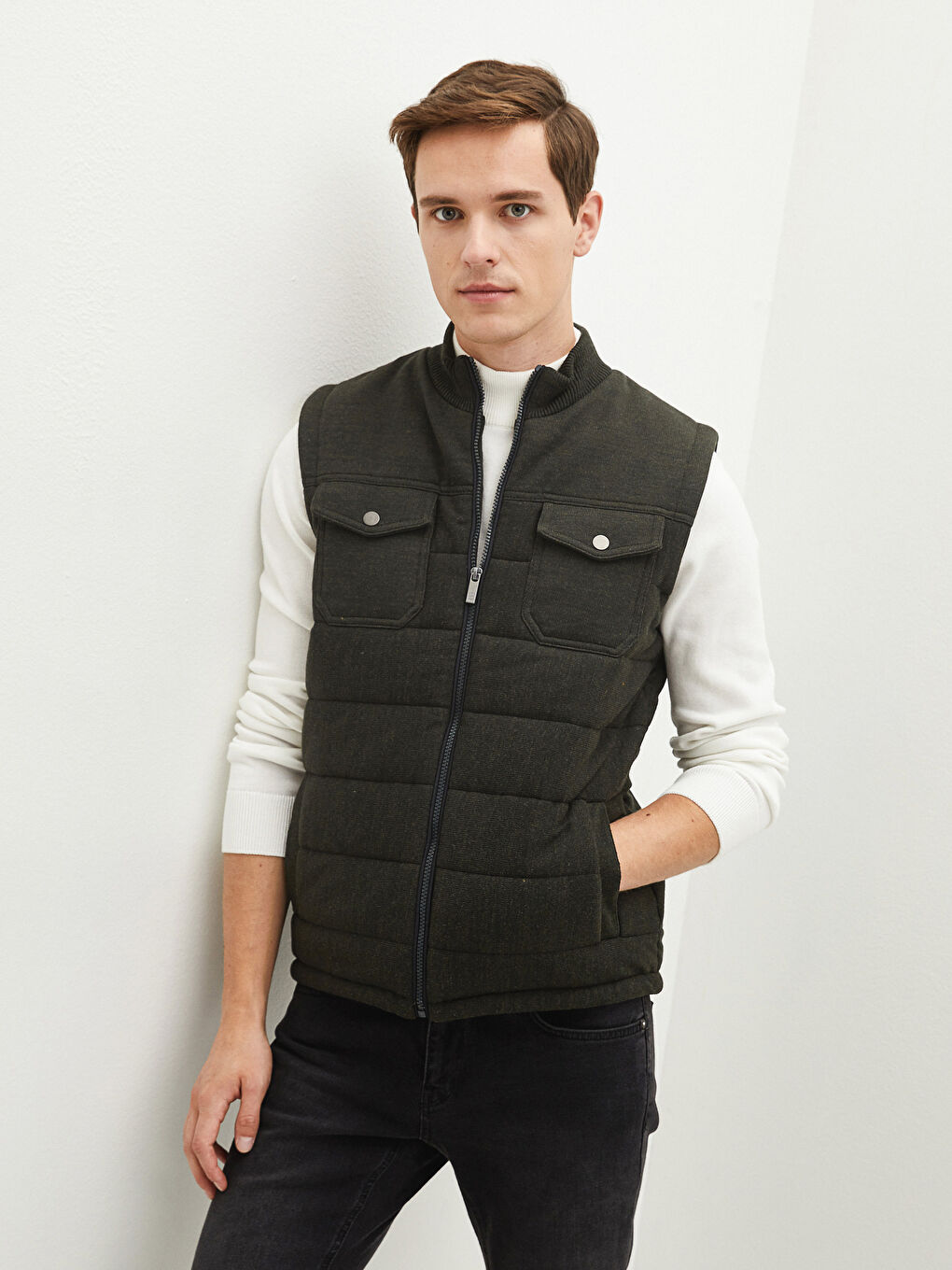 Жилет стандартного кроя с воротником-трубой для мужчин-1