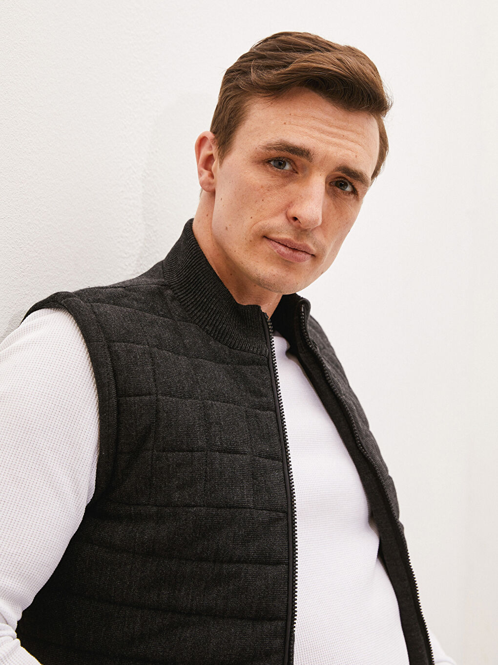 Жилет стандартного кроя с воротником-трубой для мужчин-1