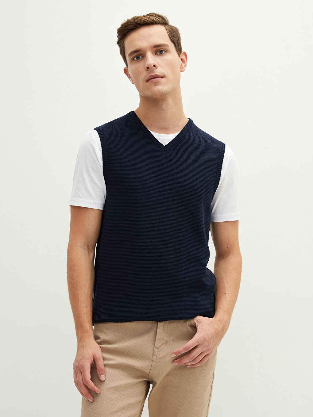 سترة صوفية بدون أكمام بياقة على شكل حرف V عادية للرجال