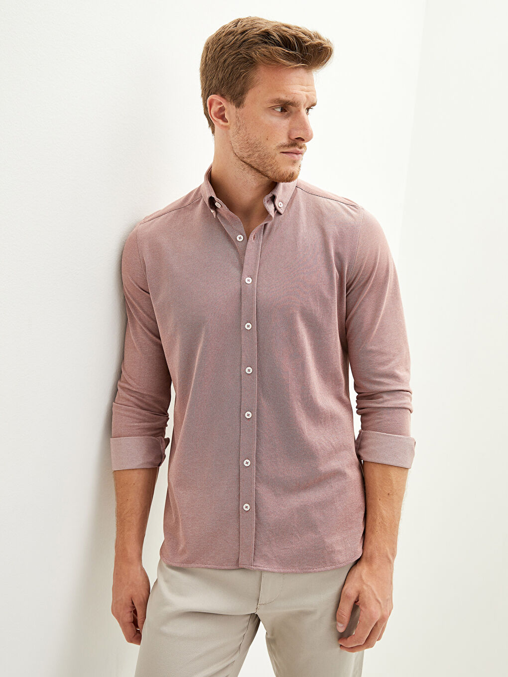 قميص رجالي محبوك بأكمام طويلة وقصة ضيقة