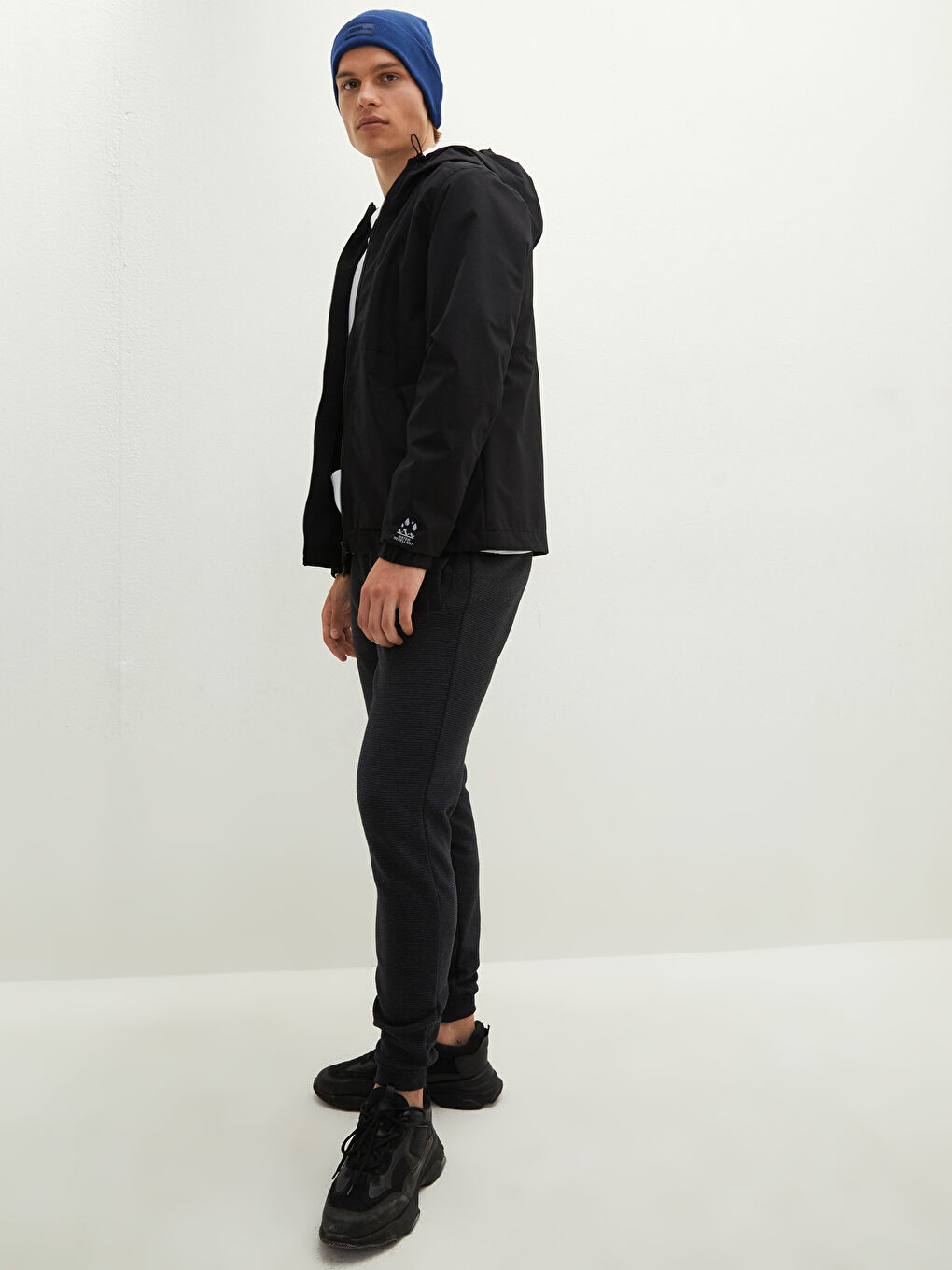 Siyah Standart Kalıp Kapüşonlu İnce Erkek Yağmurluk-2