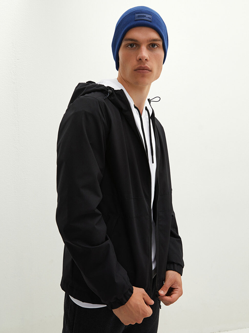 Siyah Standart Kalıp Kapüşonlu İnce Erkek Yağmurluk-1