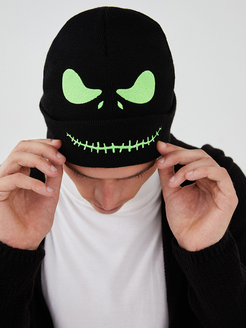 قبعة تريكو بتفاصيل تطريز نيون للرجال