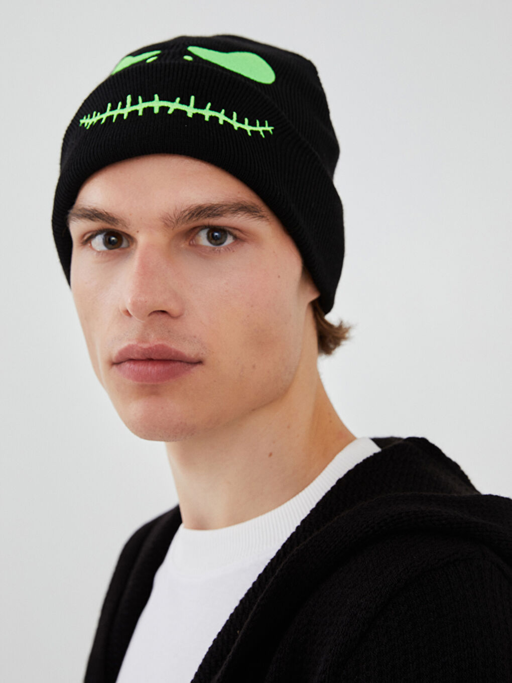 قبعة تريكو بتفاصيل تطريز نيون للرجال-1