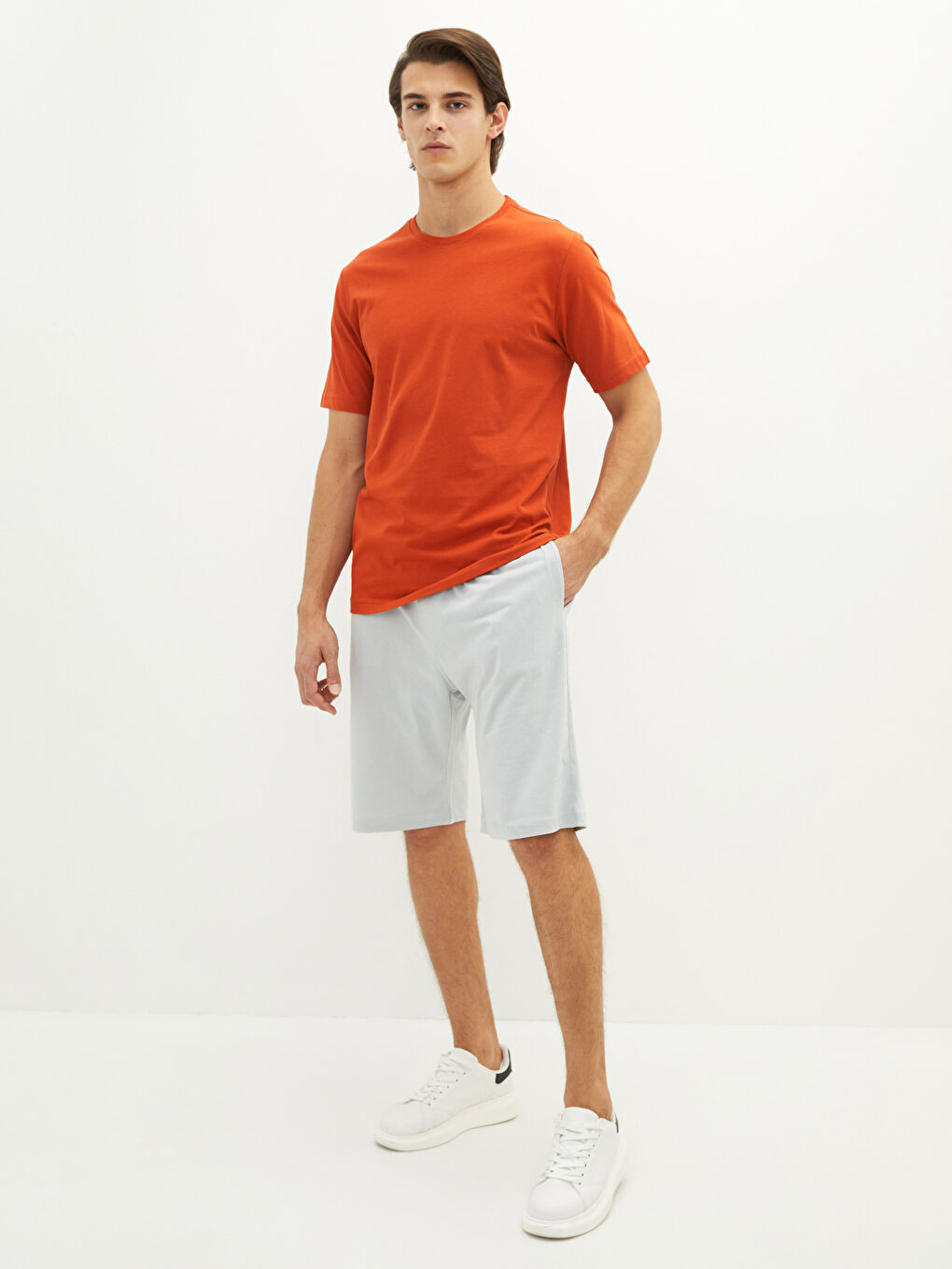 تيشيرت أساسي كم قصير بياقة دائرية للرجال-2