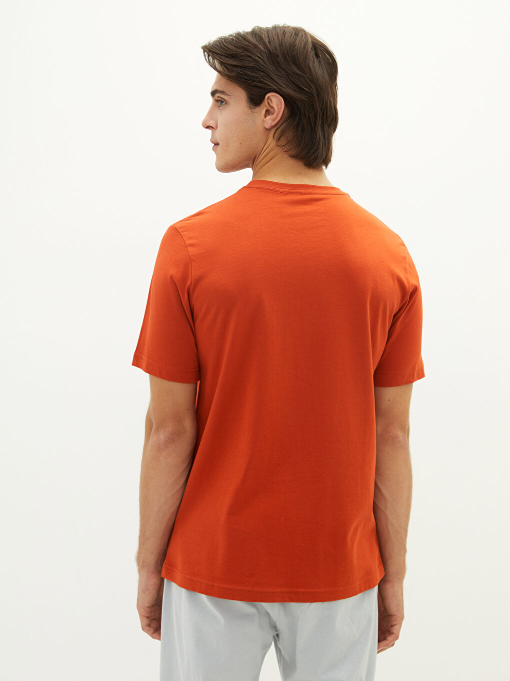 تيشيرت أساسي كم قصير بياقة دائرية للرجال-4