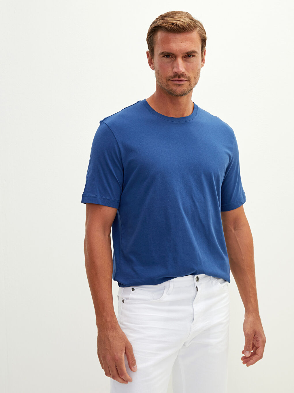 تيشيرت أساسي كم قصير بياقة دائرية للرجال