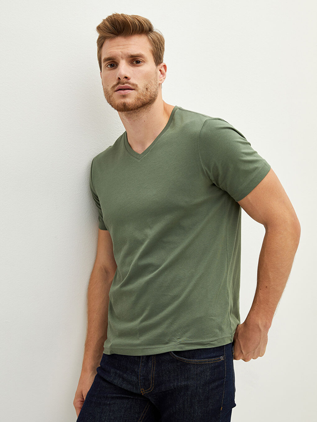 Базовая мужская футболка из хлопка с V-образным вырезом и короткими рукавами-2