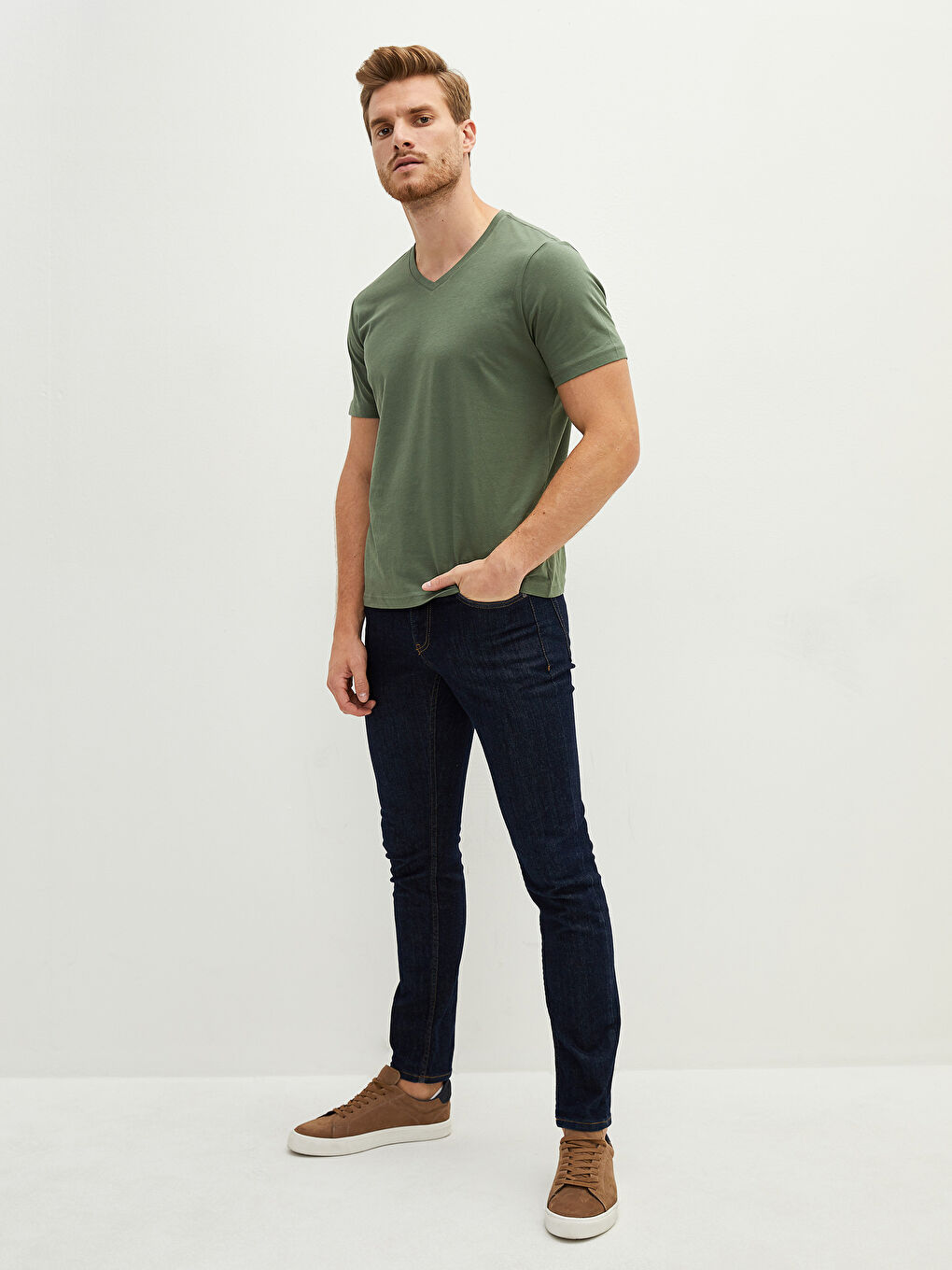 Базовая мужская футболка из хлопка с V-образным вырезом и короткими рукавами-3