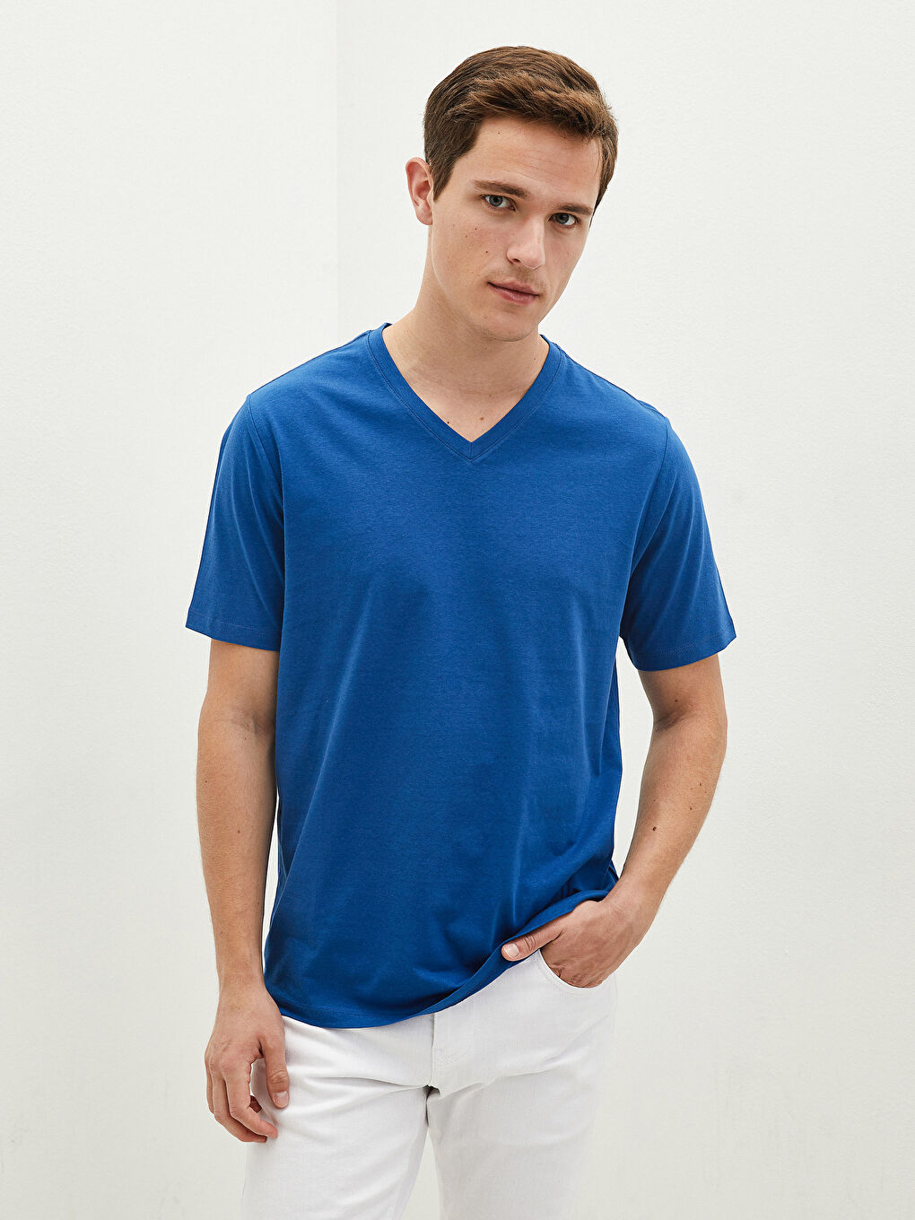 تي شيرت قطن أساسي كم قصير ياقة على شكل حرف V للرجال-1