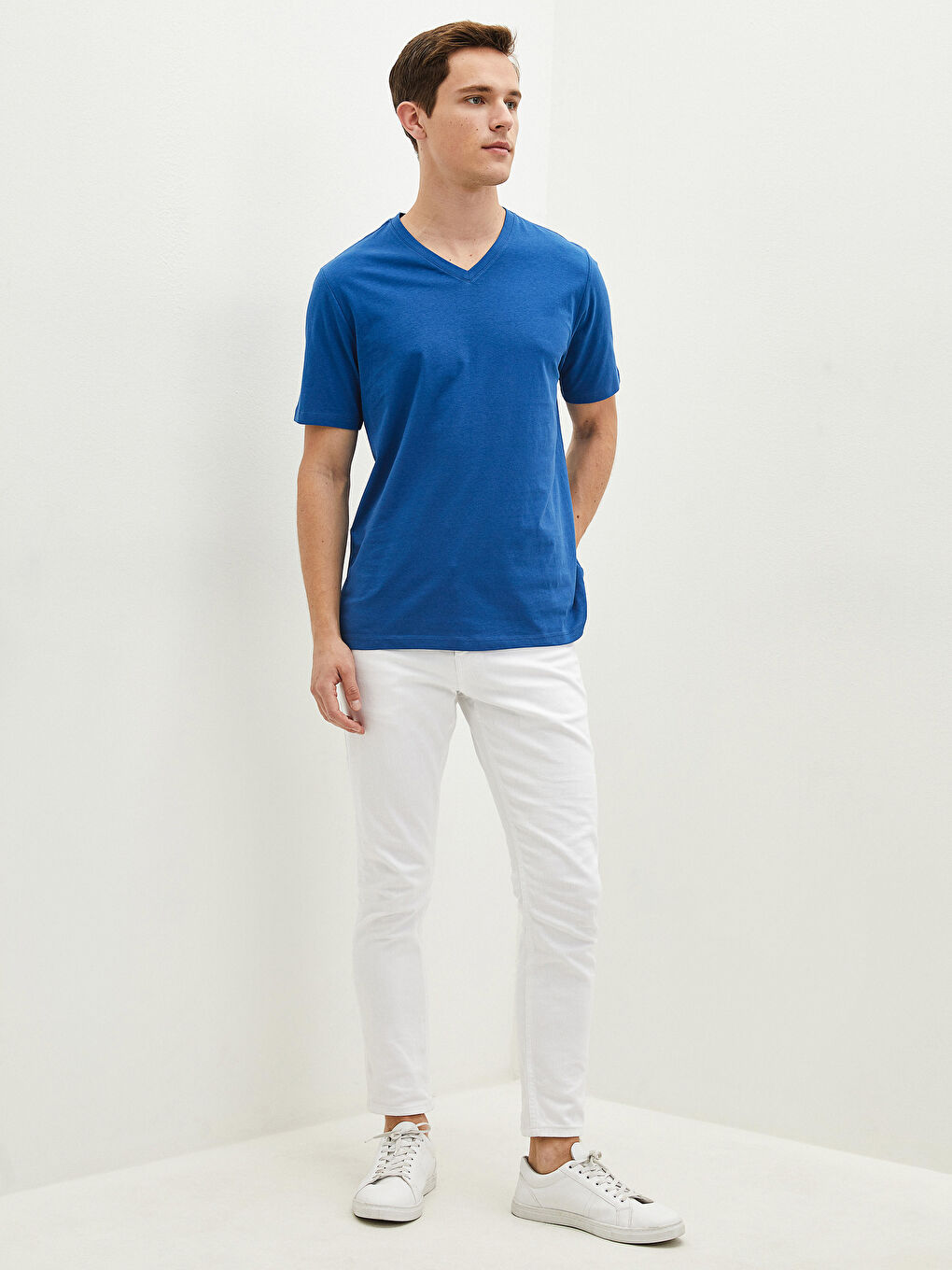 تي شيرت قطن أساسي كم قصير ياقة على شكل حرف V للرجال-2