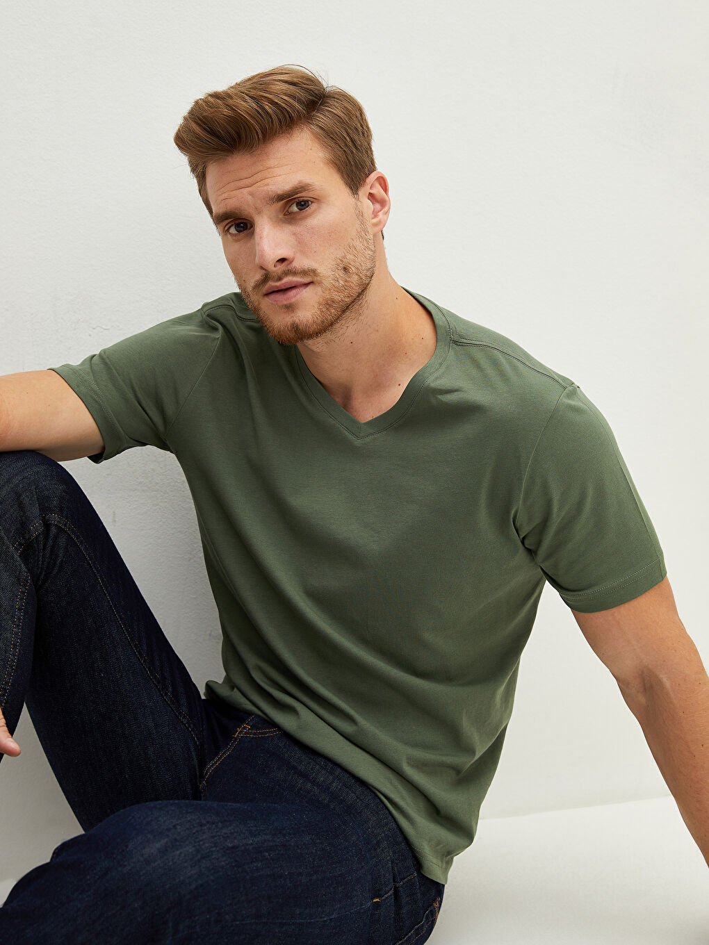 Базовая мужская футболка из хлопка с V-образным вырезом и короткими рукавами