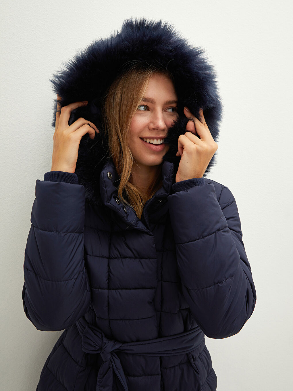 Әйелдерге арналған капюшонды жағалы ұзын жеңді пуховик пальто-2