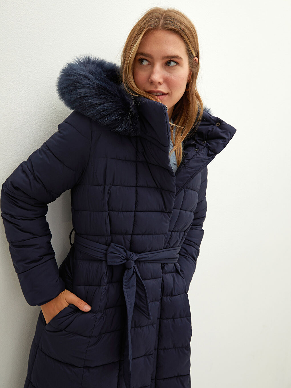 Әйелдерге арналған капюшонды жағалы ұзын жеңді пуховик пальто-3