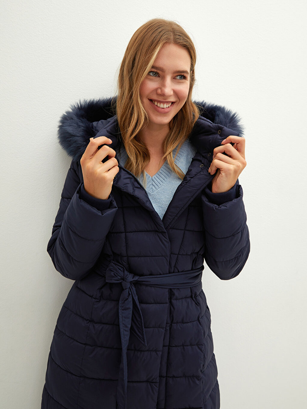 Әйелдерге арналған капюшонды жағалы ұзын жеңді пуховик пальто-4