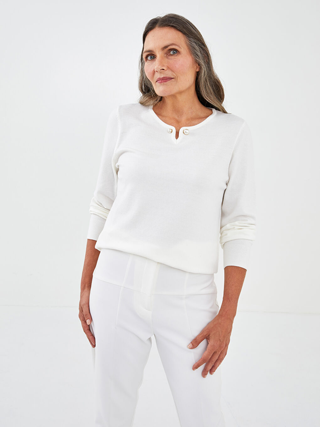 V-ს ფორმის დეკოლტეს მქონე ტრიკოტაჟის სვიტერი ქალებისთვის-1