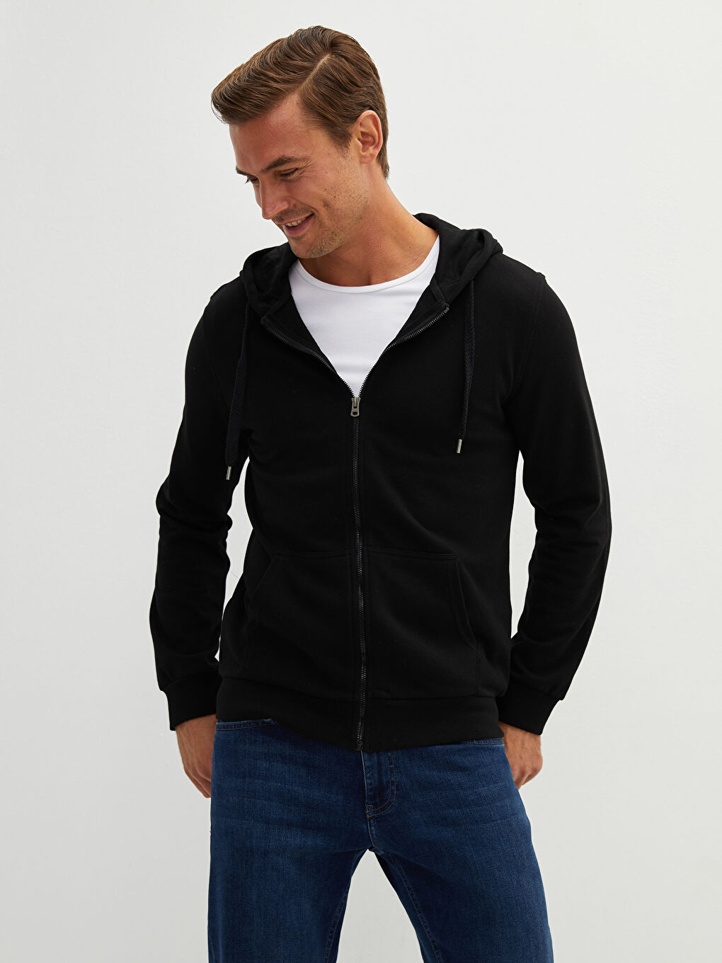 კაპიუშონიანი გრძელმკლავიანი მამაკაცის ელვიანი ზედა