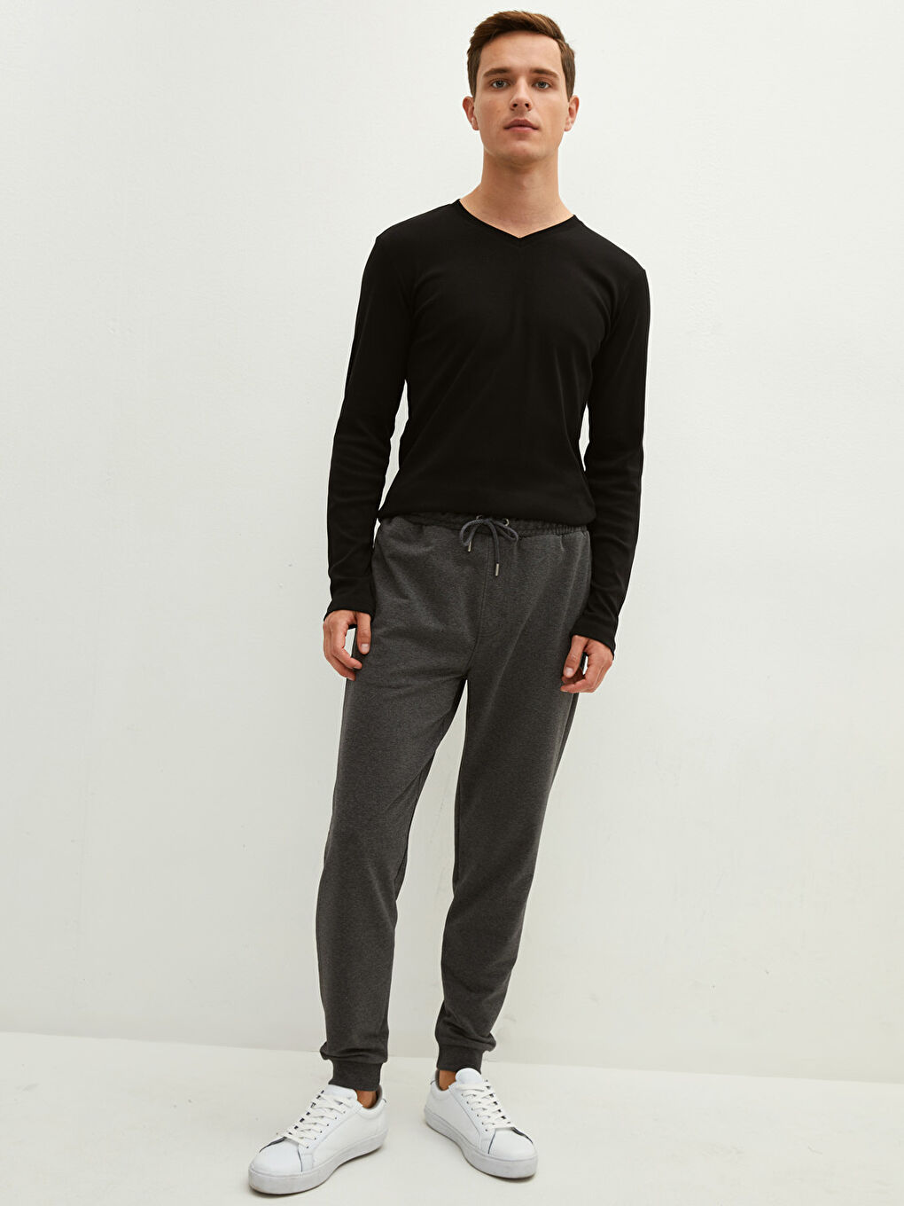 Siyah V Yaka Uzun Kollu Penye Erkek Tişört-1