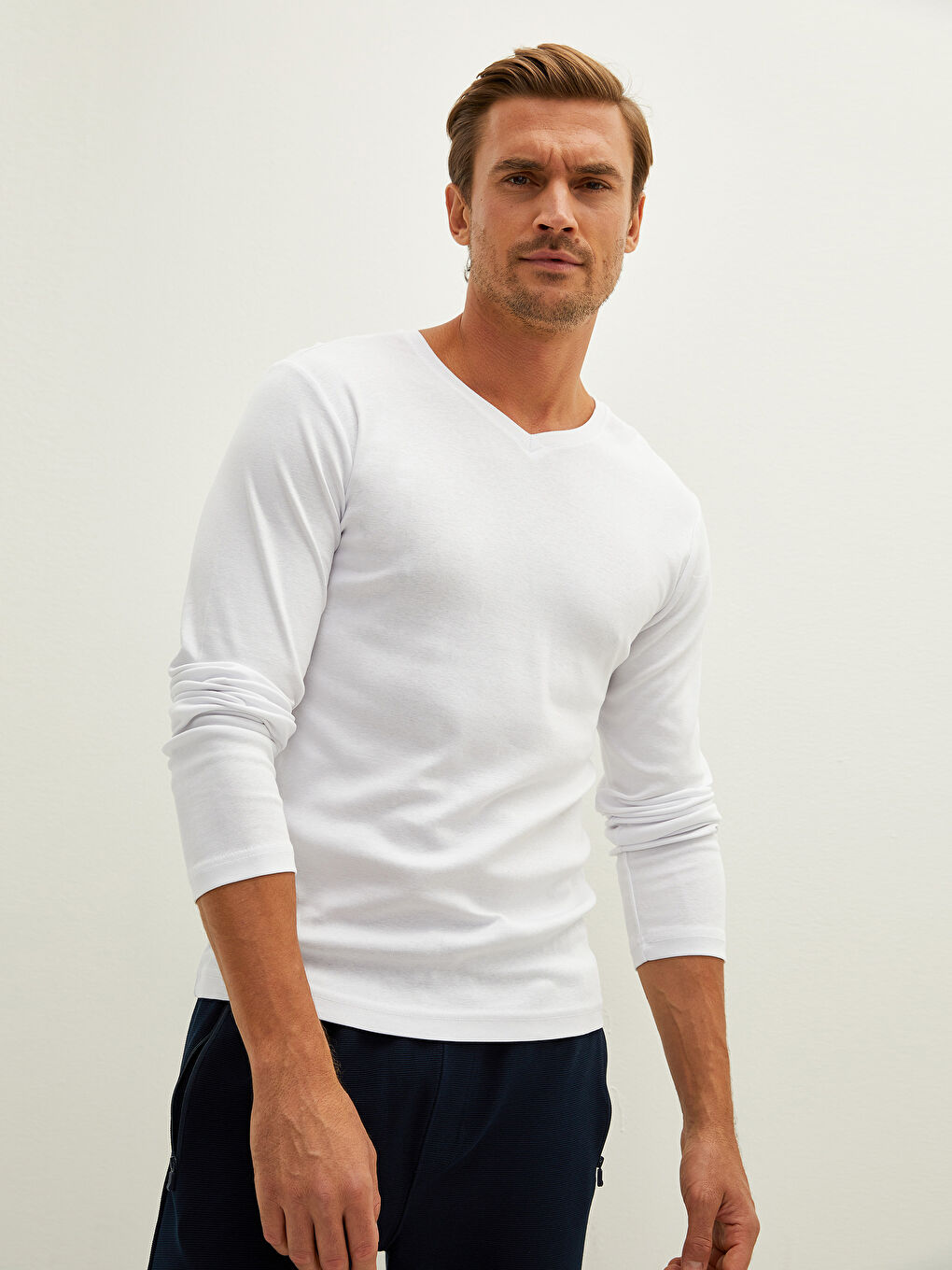 Beyaz V Yaka Uzun Kollu Penye Erkek Tişört-1