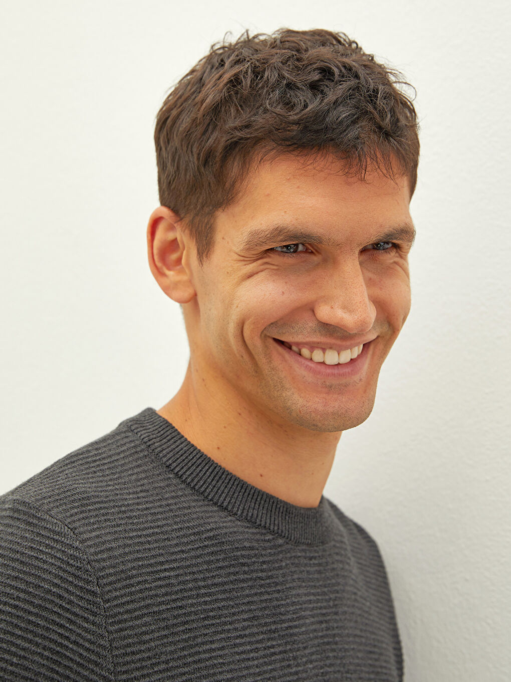 Мужской трикотажный свитер с круглым вырезом и длинными рукавами-2