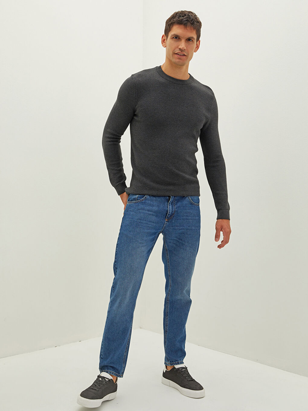 Мужской трикотажный свитер с круглым вырезом и длинными рукавами-3