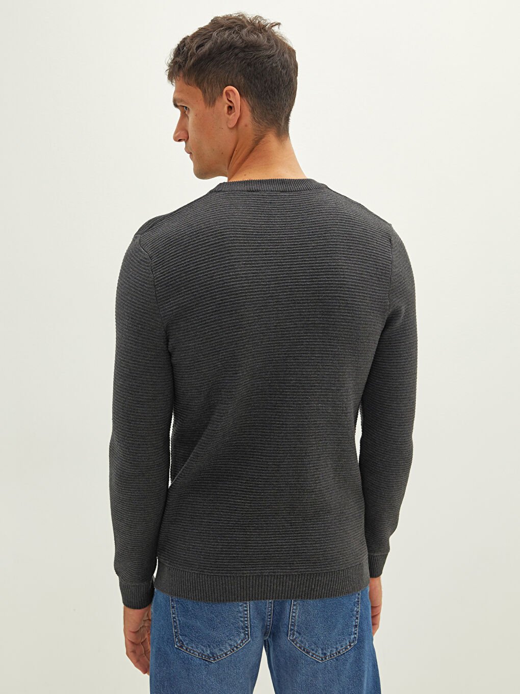 Мужской трикотажный свитер с круглым вырезом и длинными рукавами-4