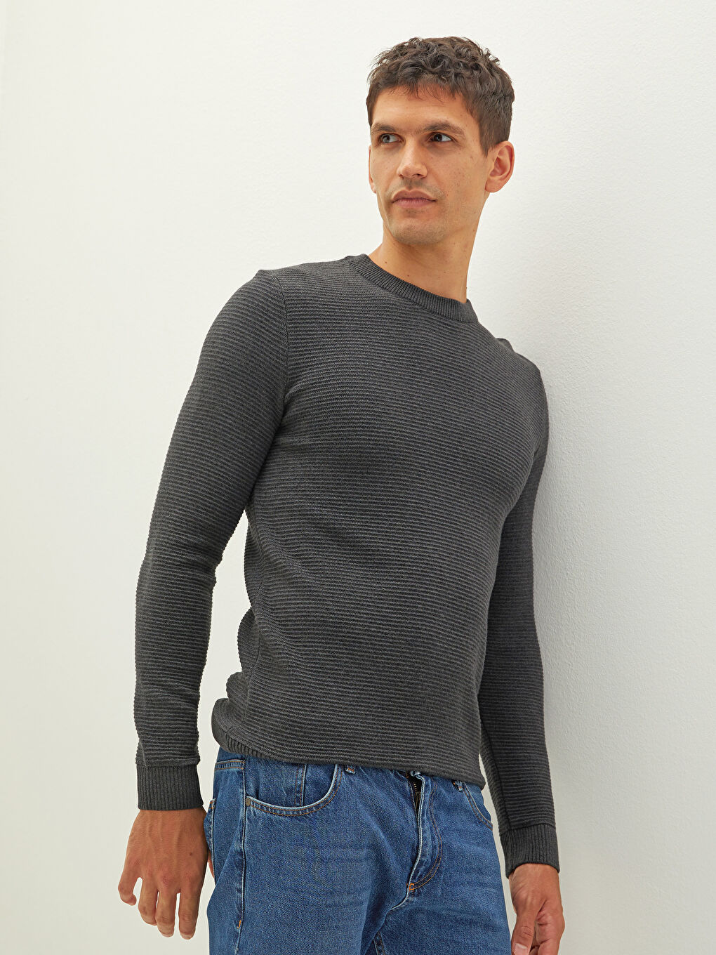 Мужской трикотажный свитер с круглым вырезом и длинными рукавами-1