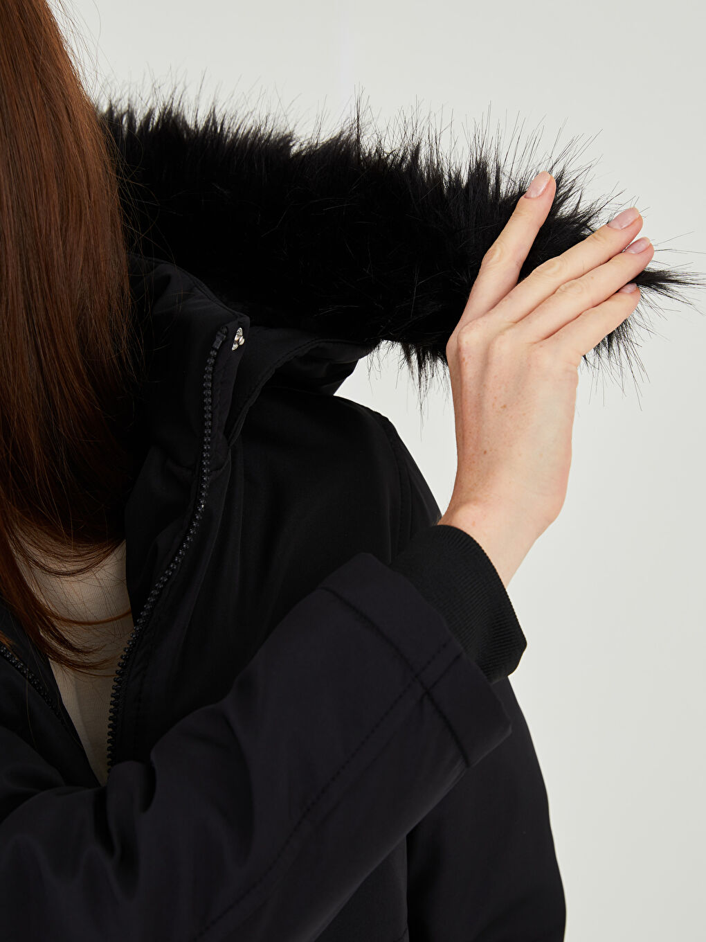 Siyah Kapüşonlu Düz Uzun Kollu Cep Detaylı Kalın Kadın Parka-3