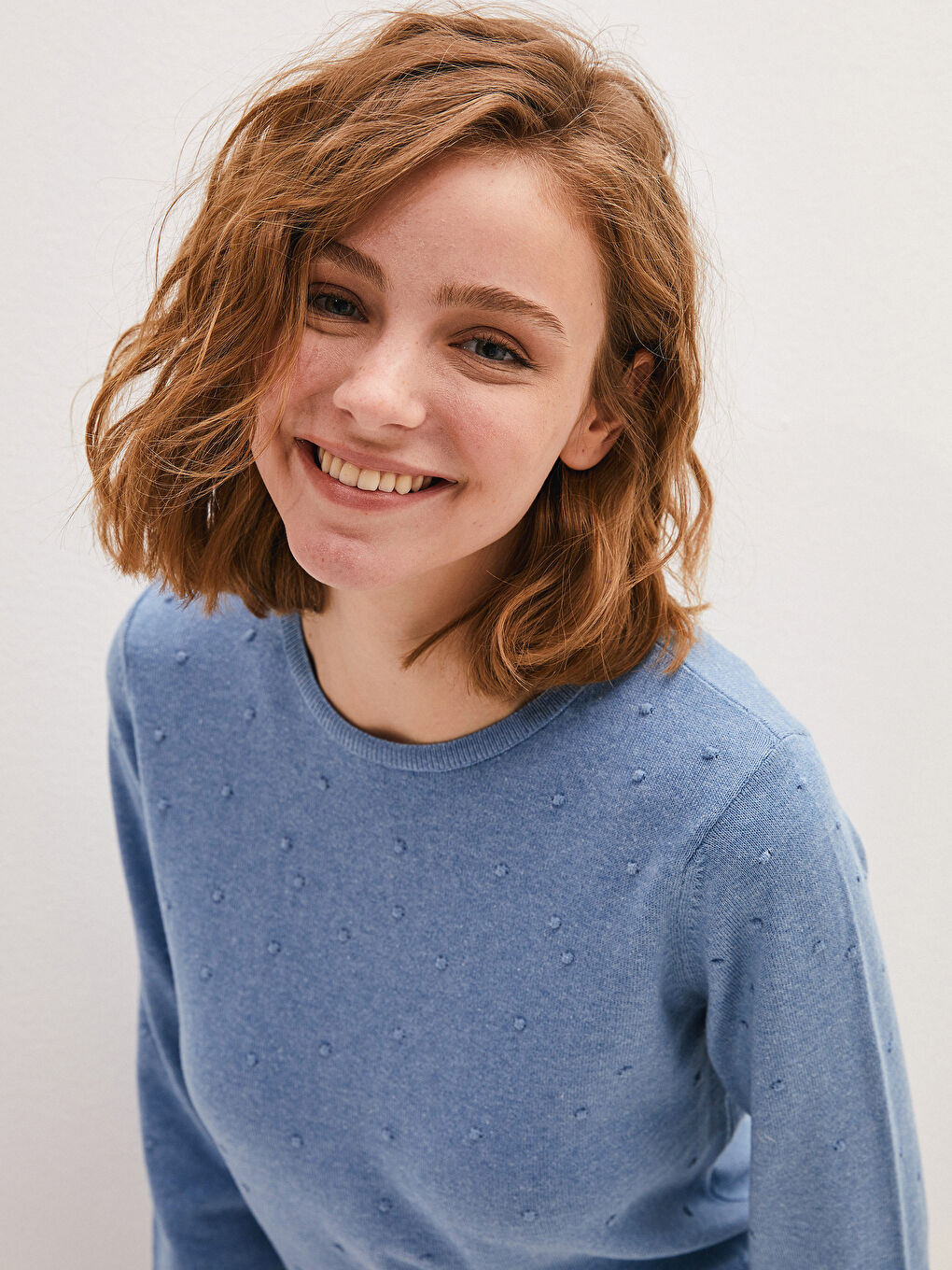 Светр трикотажний в горошок з круглим вирізом горловини для жінок-2