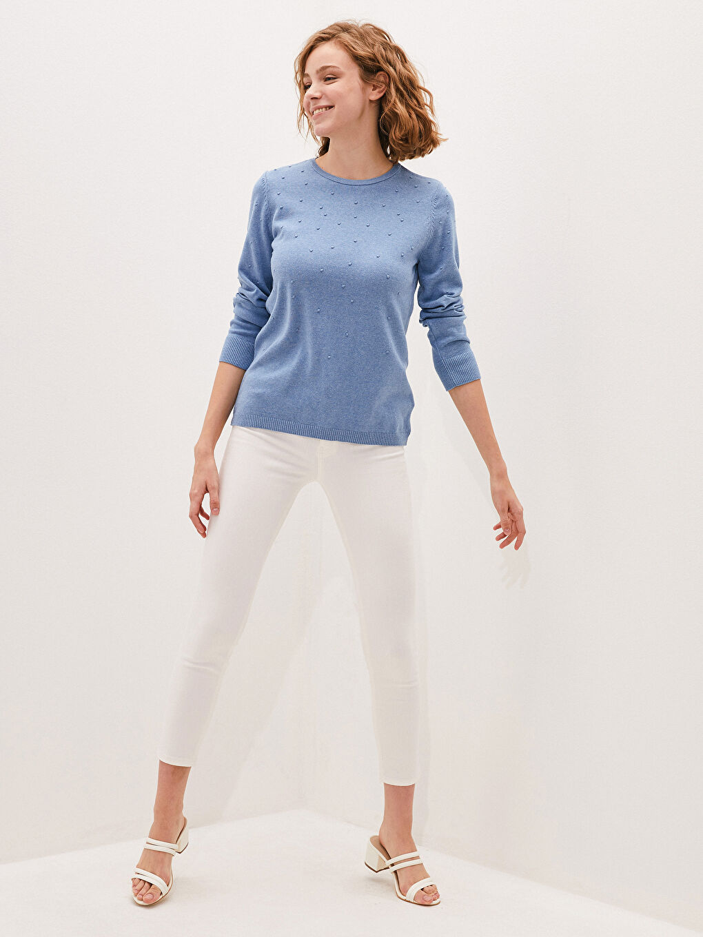 Светр трикотажний в горошок з круглим вирізом горловини для жінок-3