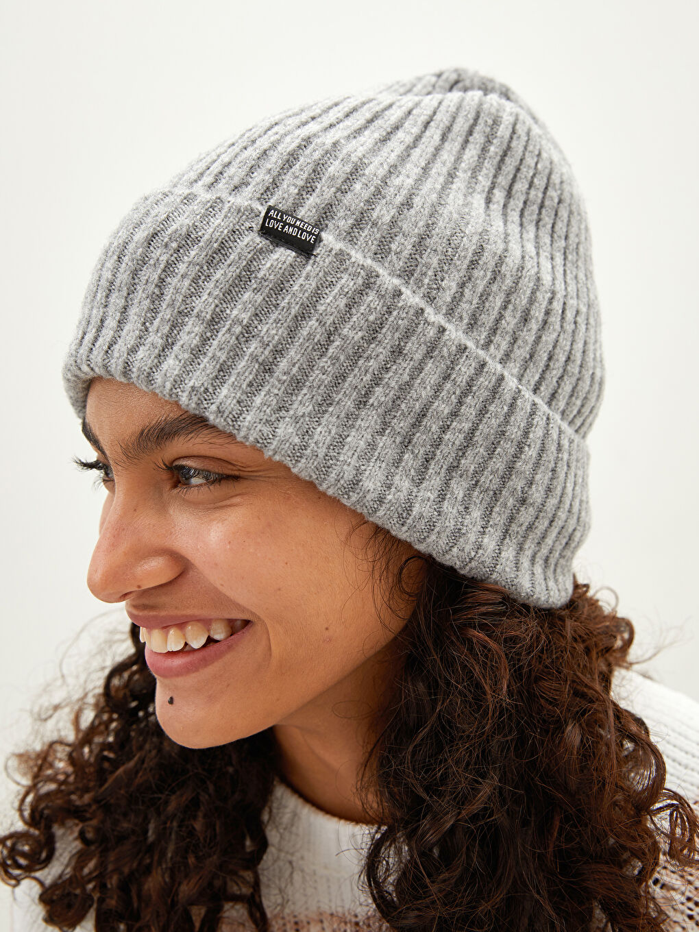 Gri Etiket Baskılı Kadın Triko Bere