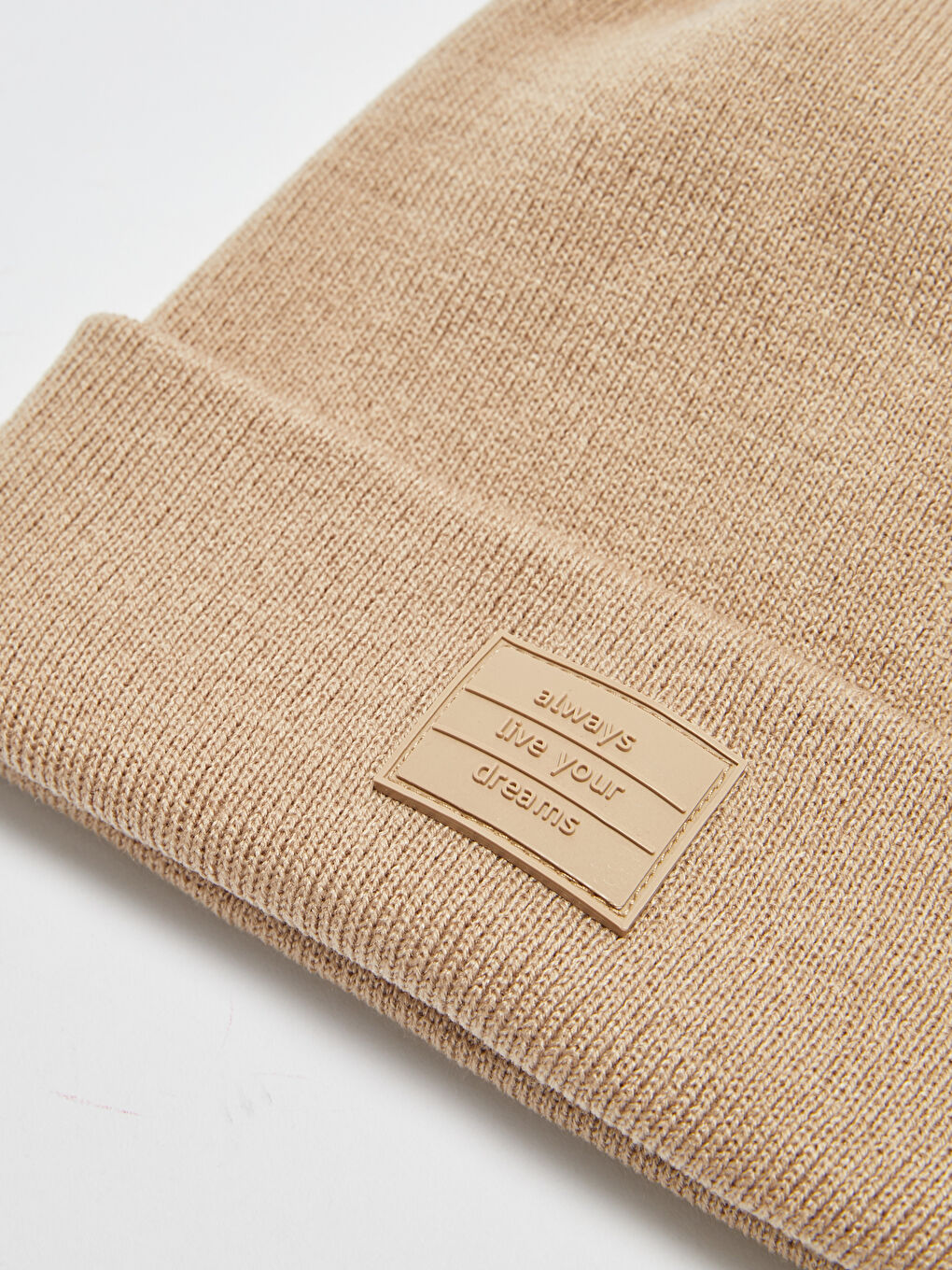 Bej Etiket Baskılı Kadın Triko Bere-1