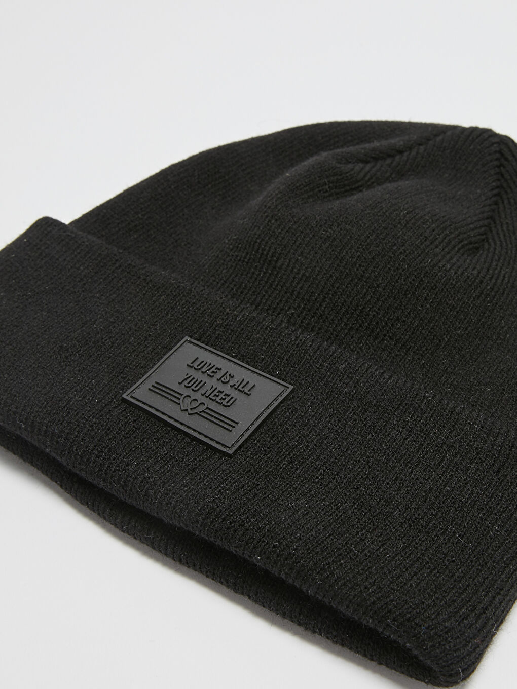 Siyah Etiket Baskılı Kadın Triko Bere-1