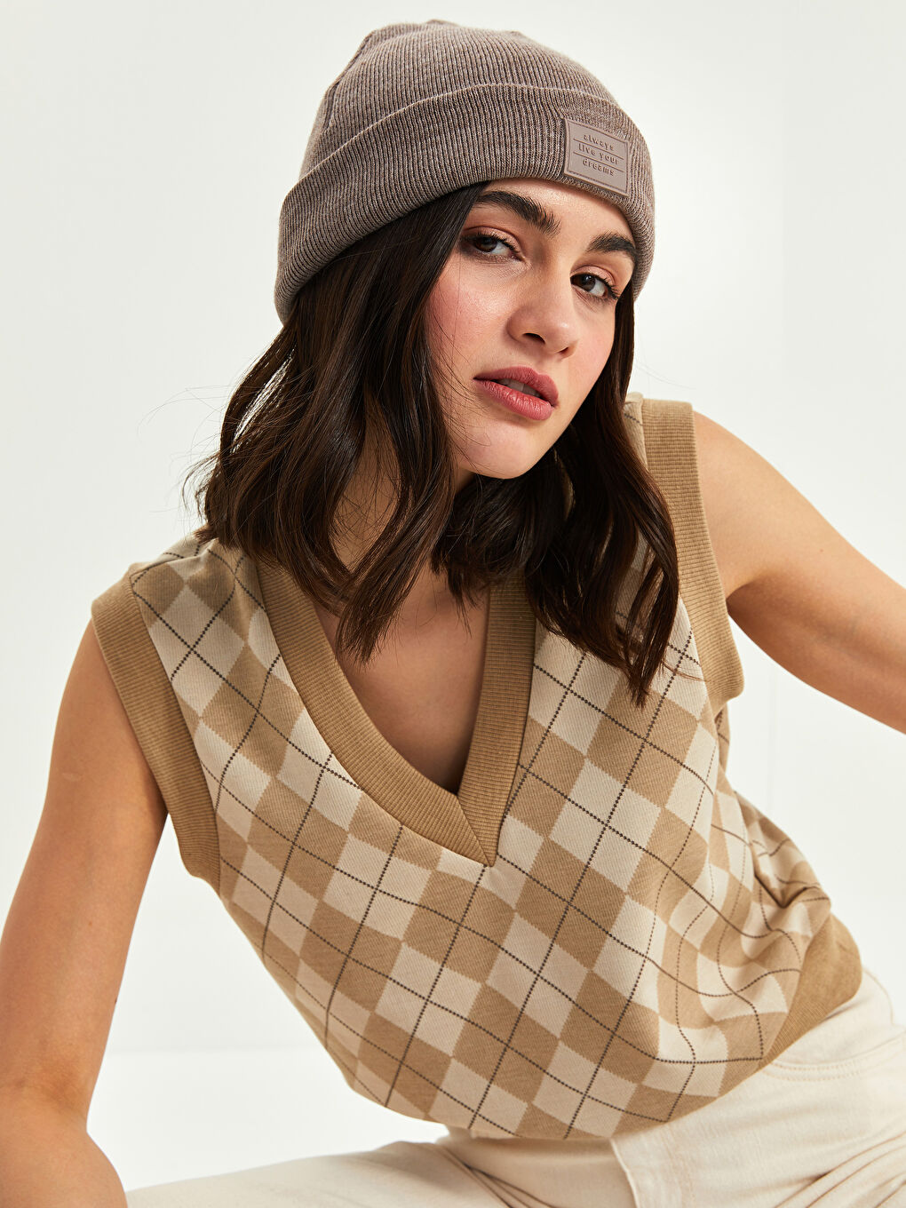 Bej Etiket Baskılı Kadın Triko Bere-1