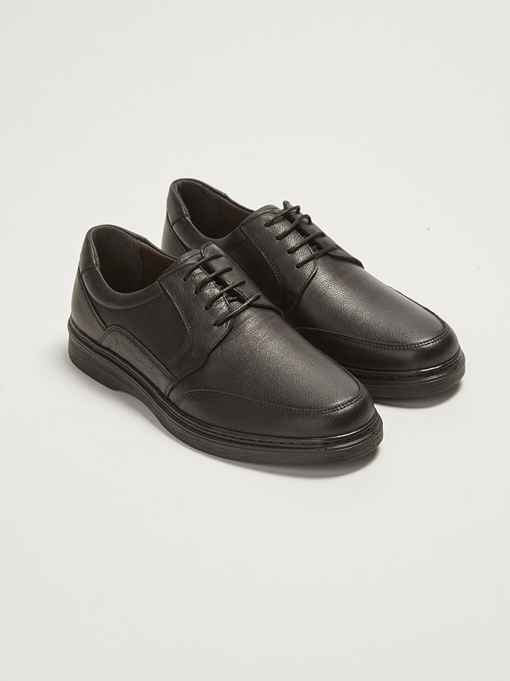 أحذية كلاسيكية جلدية بأربطة للرجال