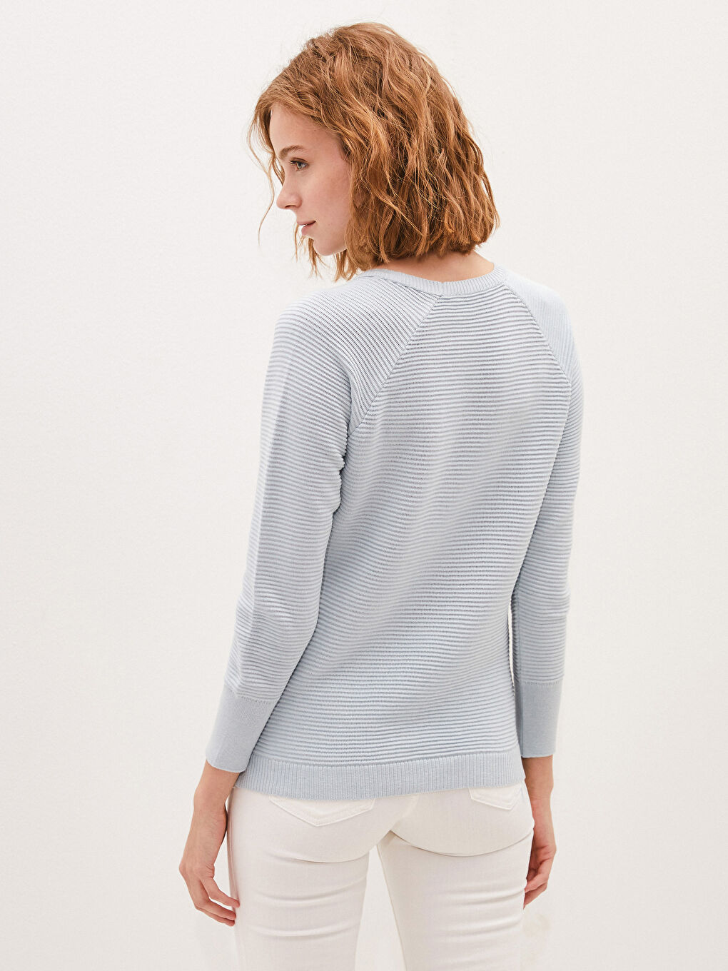 Женский трикотажный свитер в полоску с круглым вырезом и длинными рукавами-3