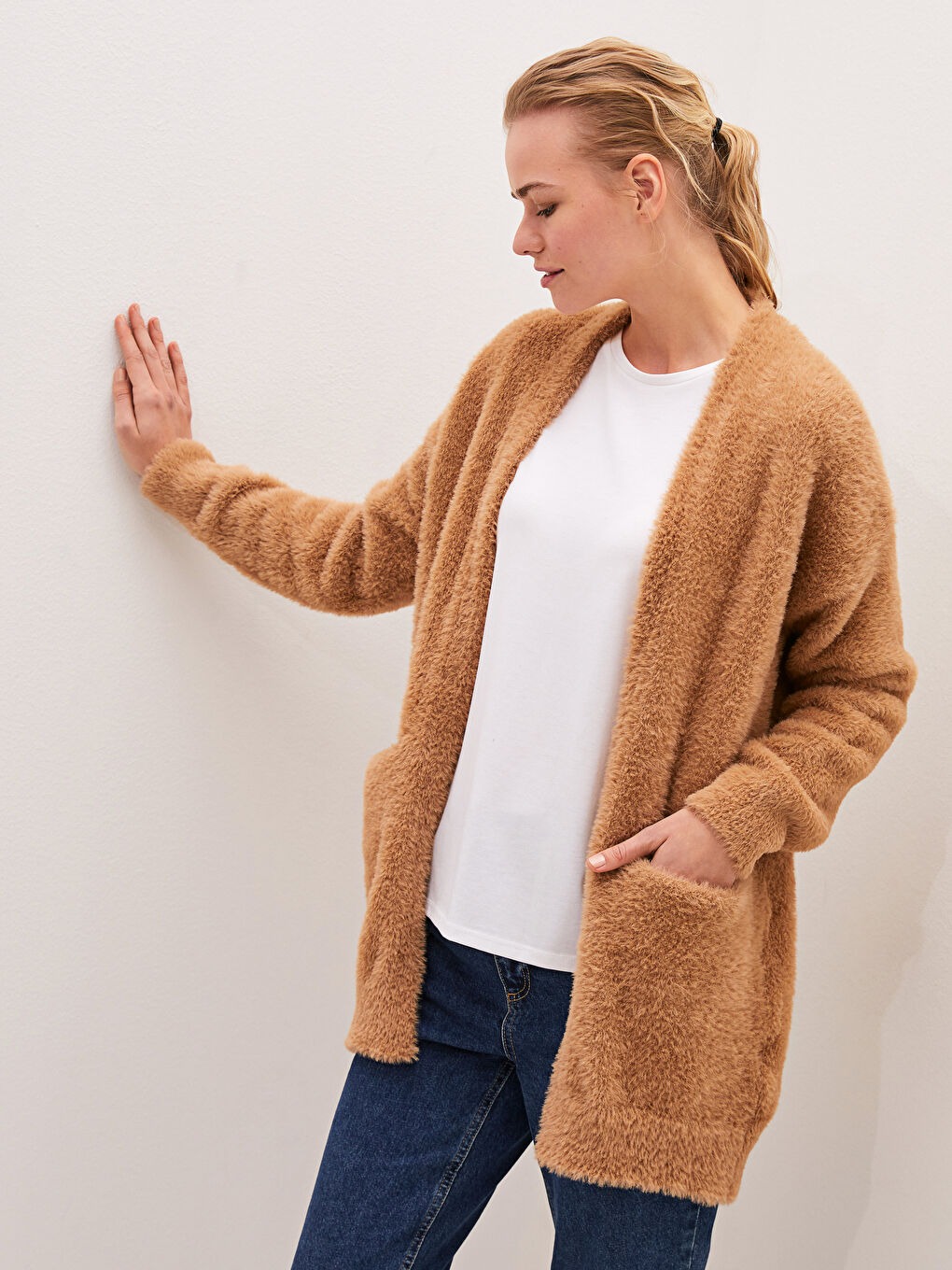 Kahverengi Cep Detaylı Uzun Kollu Peluş Kadın Triko Hırka