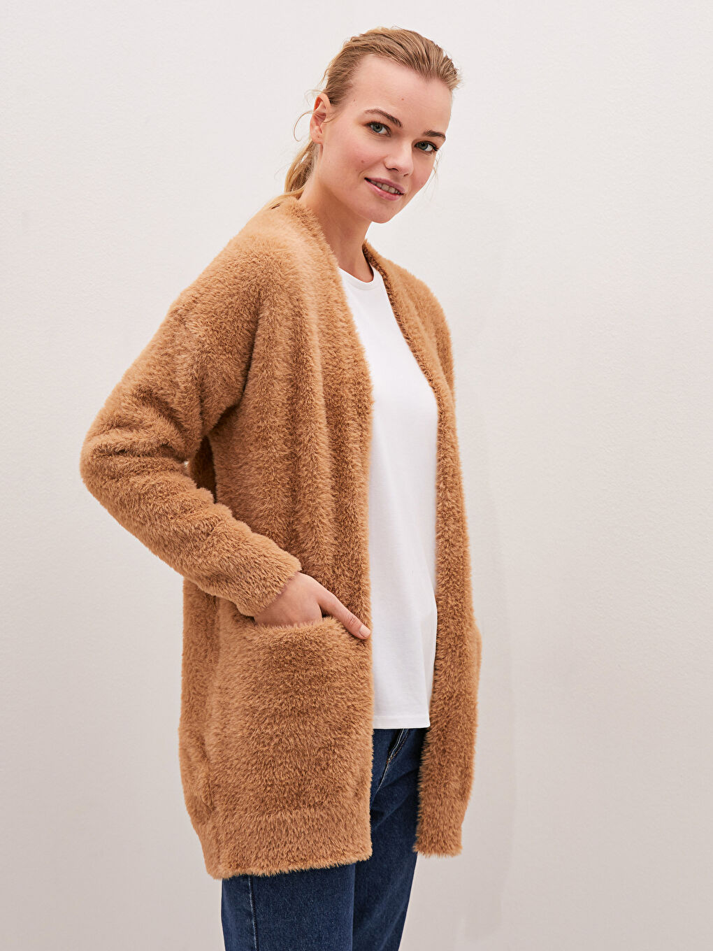 Kahverengi Cep Detaylı Uzun Kollu Peluş Kadın Triko Hırka-1