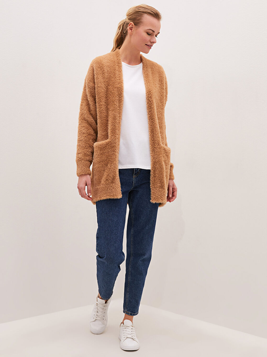 Kahverengi Cep Detaylı Uzun Kollu Peluş Kadın Triko Hırka-2