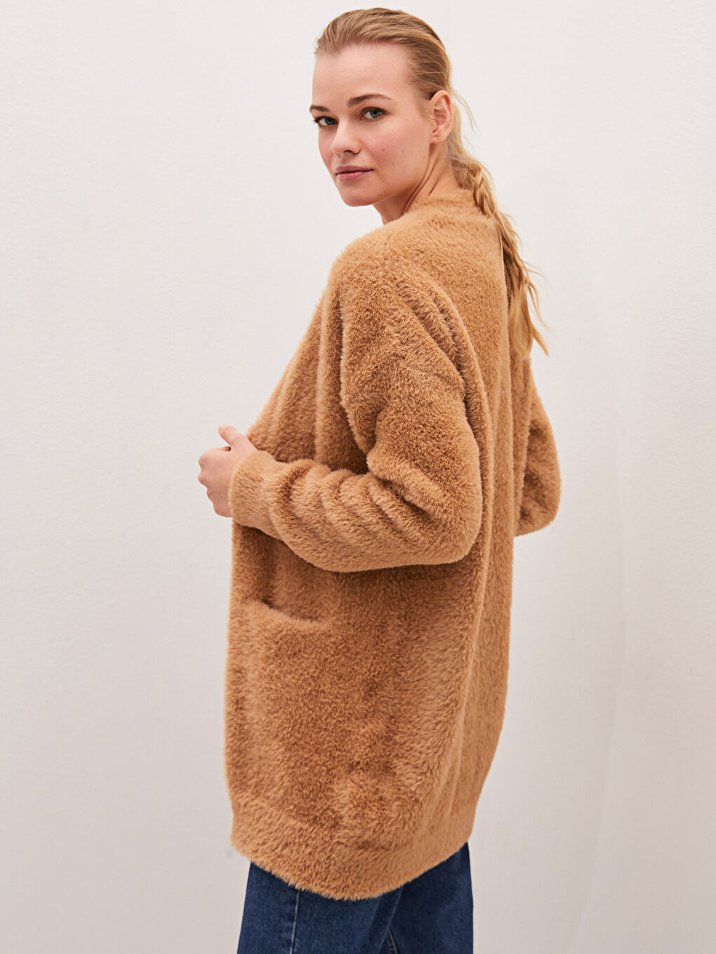 Kahverengi Cep Detaylı Uzun Kollu Peluş Kadın Triko Hırka-3